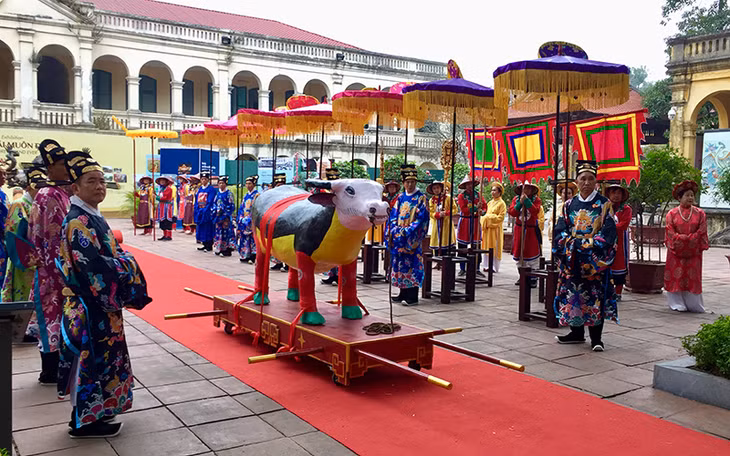Nghi lễ Tiến xuân ngưu được phục dựng tại Hoàng thành Thăng Long.