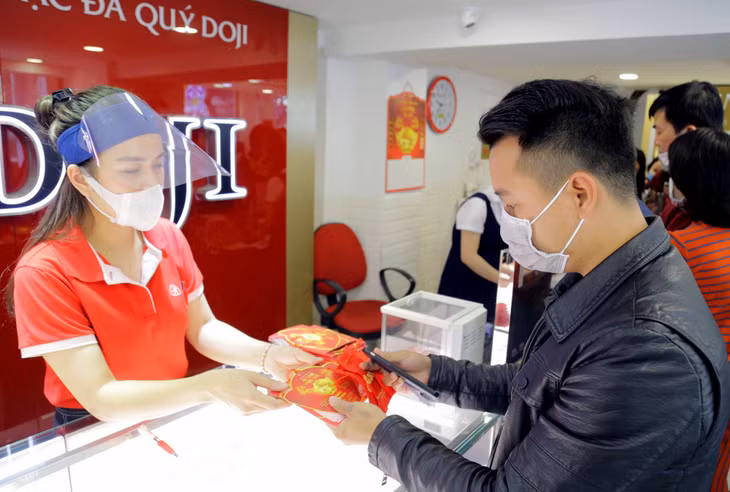 Theo quan niệm dân gian, ngày vía “Thần Tài” (tức mùng 10 tháng Giêng âm lịch) được xem là ngày đẹp nhất để sắm sửa lễ vật cúng Thần Tài, cầu mong một năm bình an và hanh thông. Trong ngày này, rất nhiều người dân đi mua vàng.