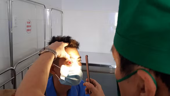 Một bệnh nhân bị chấn thương mắt do pháo đang điều trị tại Bệnh viện mắt Cao Nguyên, Gia Lai