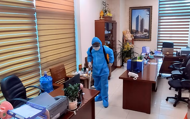 Toàn bộ các phòng làm việc đều được phun hoá chất Cloramin-B để khử trùng.