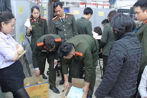 Lực lượng chức năng kiểm tra thu giữ nhiều tài liệu có liên quan của một vụ án. (Nguồn: cand.com.vn)