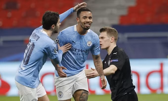 Bernardo Silva (trái) và Jesus cụ thể hoá sự vượt trội về thế trận và chất lượng lối chơi của Man City thành hai bàn dẫn trước Gladbach. Ảnh: AP