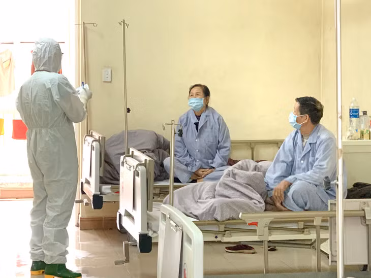 Các y, bác sĩ Bệnh viện số 2 đang điều trị cho người bệnh.