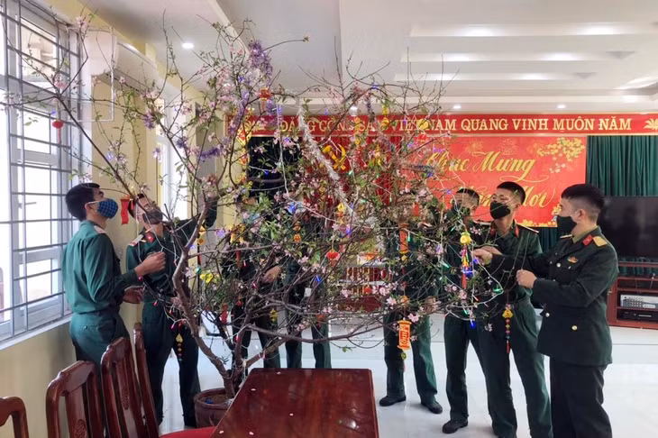 Cán bộ chiến sĩ Đại đội Trinh Sát trang trí cây đào đón Tết Nguyên đán Tân Sửu 2021.