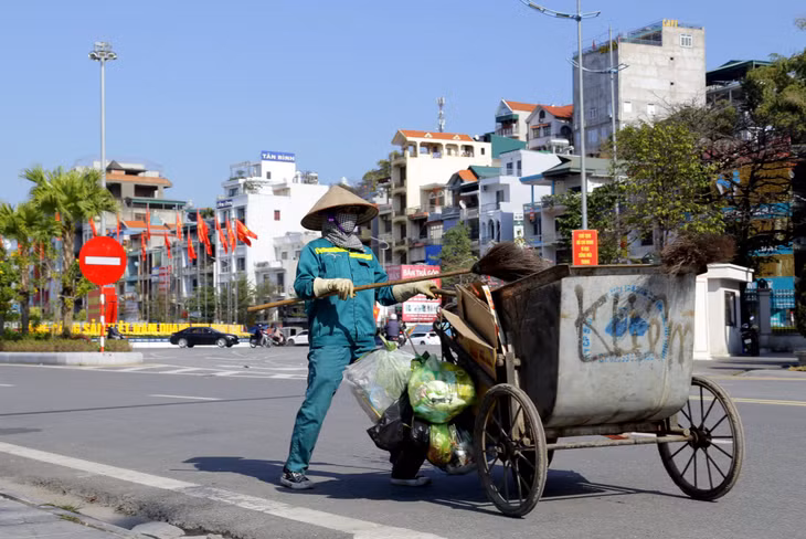 Để giữ phố phường luôn sạch sẽ, đẹp đẽ đón Xuân mới, nhiều công nhân vệ sinh môi trường phải hy sinh hạnh phúc của bản thân, miệt mài làm việc bất kể ngày đêm...