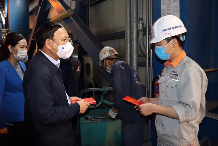 Đồng chí Nguyễn Xuân Ký, Bí thư Tỉnh ủy, Chủ tịch HĐND tỉnh động viên CB-CNV Công ty Nhiệt điện ngày đầu xuân năm mới. 