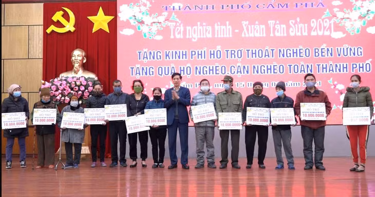 Từ trước khi dịch bệnh bùng tái phát, các đơn vị chức năng và các nhà hảo tâm TP Câm Phả đã kịp thời có những buổi trao quà tết cho những người yếu thế để tất cả mọi người cùng có tết.