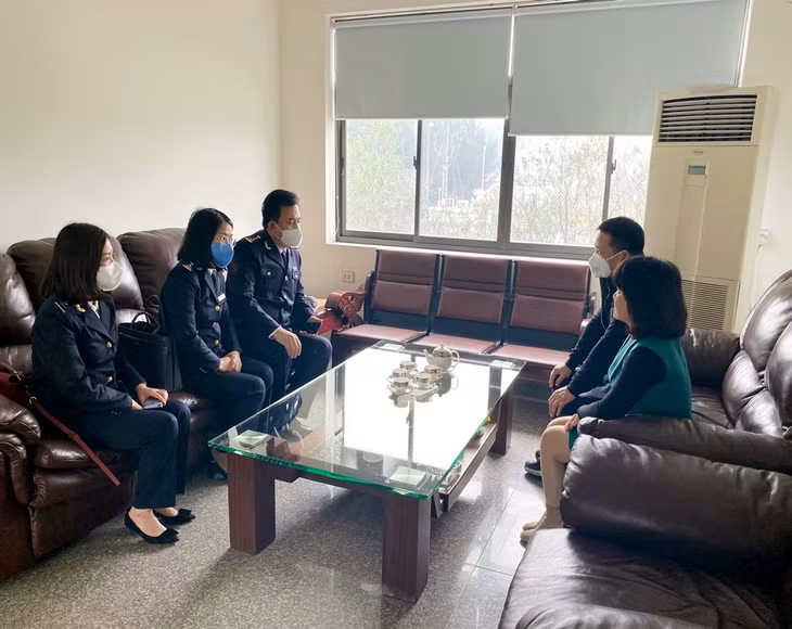 Lãnh đạo Chi cục Hải quan cửa khẩu cảng Hòn Gai làm việc trực tiếp với các doanh nghiệp trong KCN Cái Lân để tìm hiểu các khó khăn, vướng mắc của doanh nghiệp do ảnh hưởng dịch Covid-19