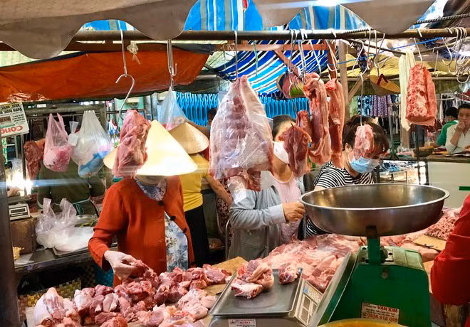 Tiểu thương chợ dân sinh cho biết người đi chợ còn thưa thớt.