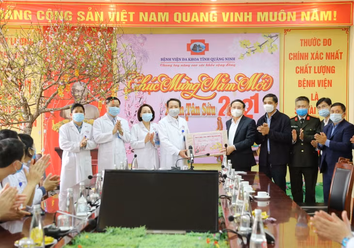 í thư Tỉnh ủy Nguyễn Xuân Ký tặng quà cho tập thể cán bộ y, bác sỹ tại Bệnh viện Đa khoa tỉnh nhân dịp năm mới.