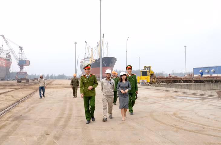 Công an xã Tiền Phong (TX Quảng Yên) nắm tình hình ANTT tại Công ty Nosco Shipyard ngày cuối năm.