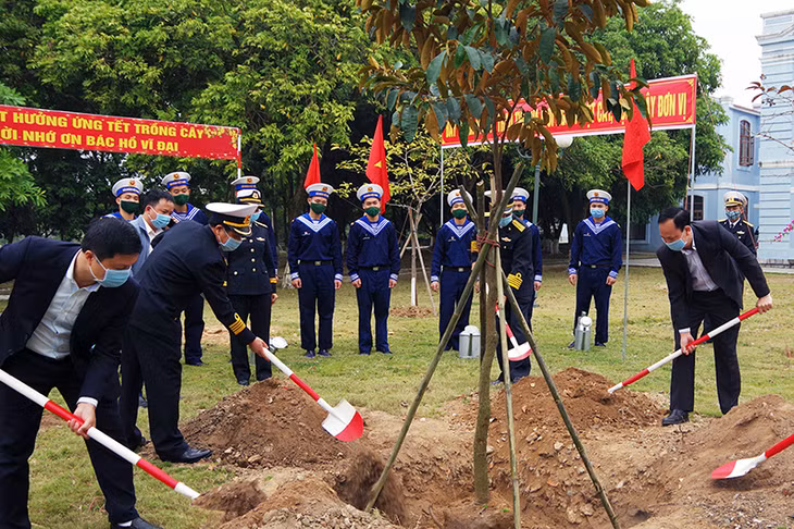 Thủ trưởng Lữ đoàn 147 và lãnh đạo địa phương trồng cây lưu niệm.