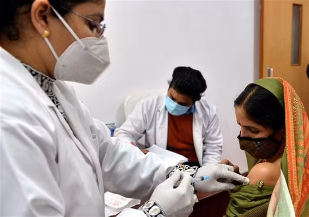 Nhân viên y tế tiêm vắcxin phòng COVID-19 cho người dân tại bệnh viện ở New Delhi, Ấn Độ. (Ảnh: THX/TTXVN)