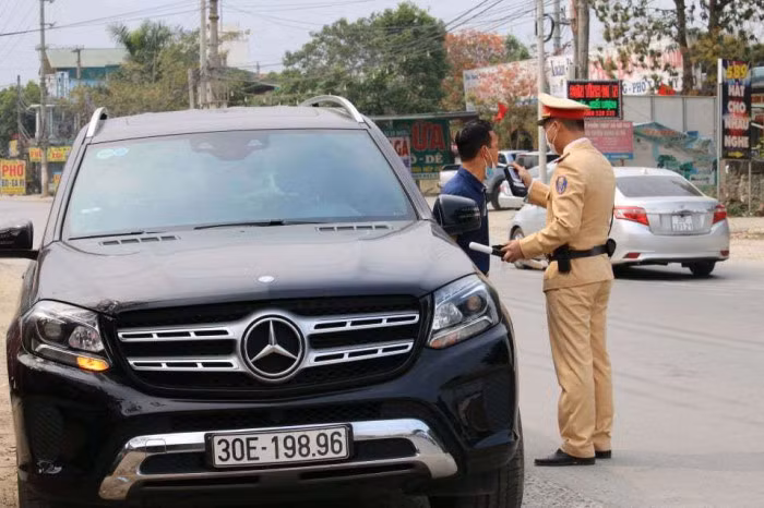 Đội CSGT số 11 (Hà Nội) kiểm tra nồng độ cồn đối với người điều khiển ô tô trên Đại lộ Thăng Long