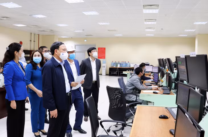 Đồng chí Nguyễn Xuân Ký, Ủy viên BCH Trung ương Đảng, Bí thư Tỉnh ủy, Chủ tịch HĐND tỉnh kiểm tra 