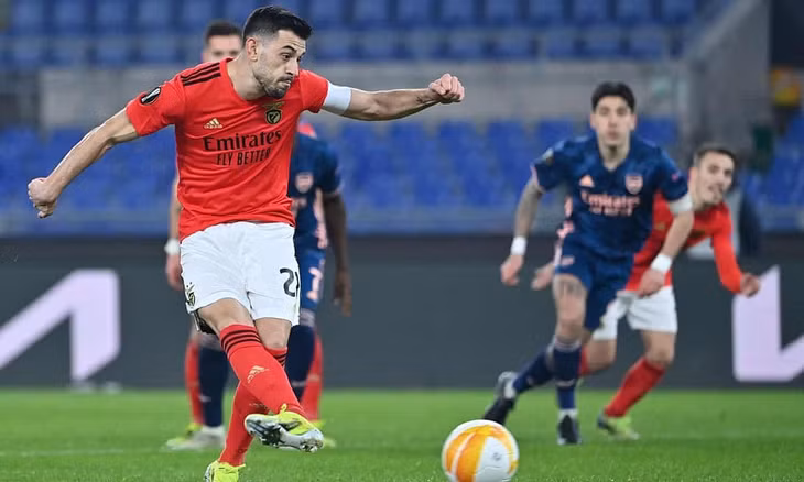Đội trưởng Pizzi đưa Benfica vượt lên trên chấm 11m. Ảnh: AFP.