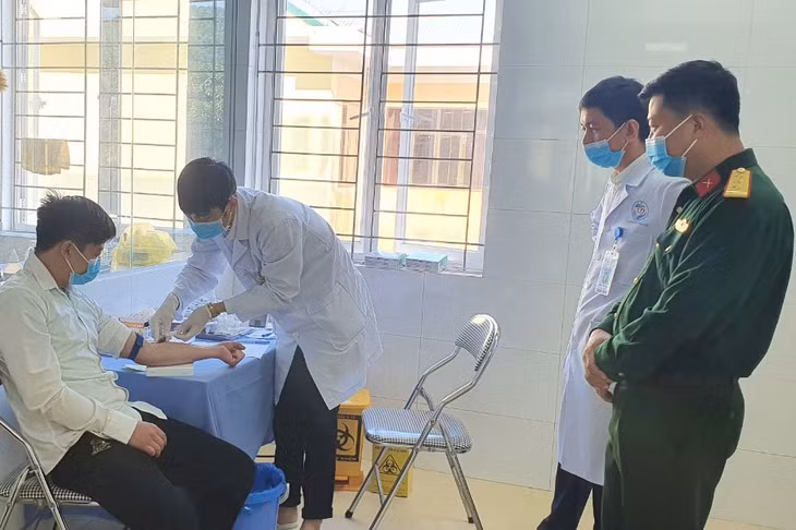 Ban CHQS TX Quảng Yên phối hợp tổ chức khám tuyển sức khỏe cho thanh niên trong độ tuổi nhập ngũ ở địa phương.