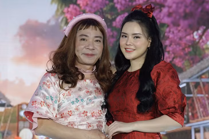 Công Lý giả gái duyên dáng bên Thụy Miên. 
