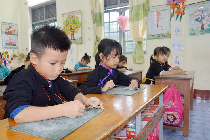 Học sinh Trường PTDTBT TH&THCS Hà Lâu (xã Hà Lâu, huyện Tiên Yên) tập viết. Ảnh chụp tháng 11/2020.