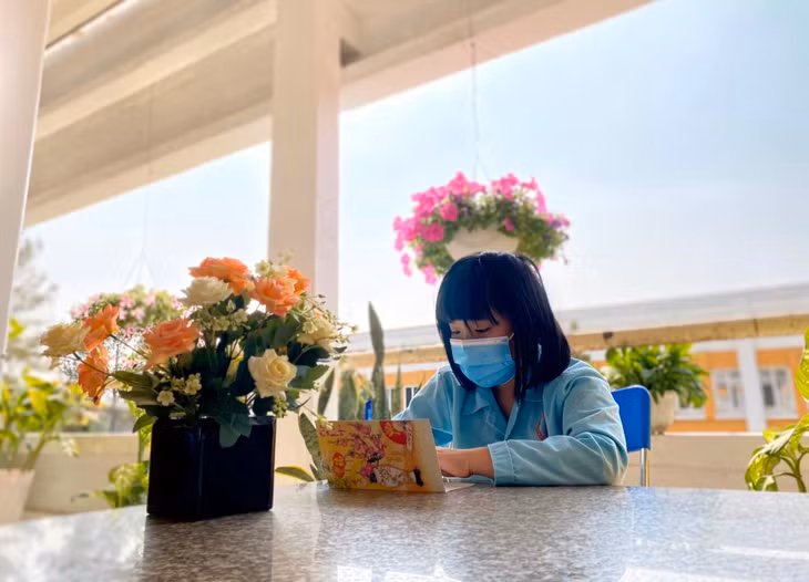 Những lá thư của các bệnh nhân đang điều trị gửi vào cho các y, bác sĩ trong khu cách ly đã tiếp thêm sức mạnh cho các chiến sĩ áo trắng nơi tuyến đầu chống dịch.