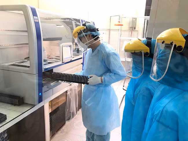 Xét nghiệm bằng phương pháp PCR tại Trung tâm Y tế dự phòng Hải Phòng (Ảnh minh họa: Báo Nhân dân)