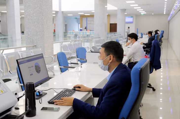 Tuy ngày làm việc đầu tiên, 17/2 (mùng 6 Tết), lượng công dân đến giải quyết TTHC tại Trung tâm không đông, nhưng 100% CBCCVC, người lao động tại Trung tâm vẫn có mặt đầy đủ, đúng giờ, khẩn trương tập trung giải quyết các công việc, hồ sơ.