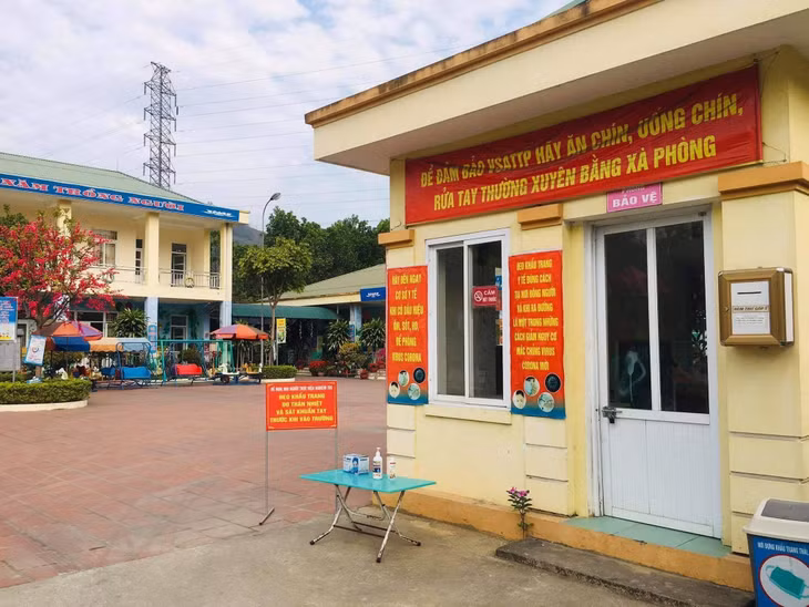 Trường Mầm non Vũ Oai, TP Hạ Long chuẩn bị sát khuẩn tay, gần cổng trường
