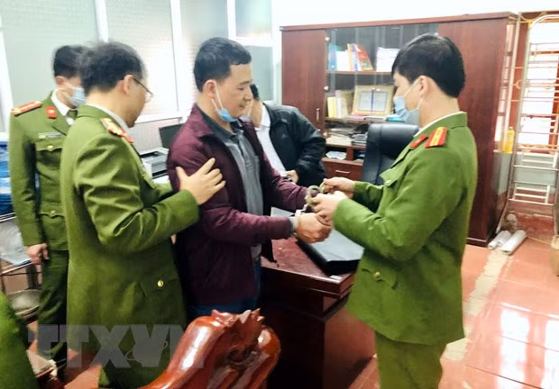 Đối tượng Vũ Cảnh Phương bị bắt về hành vi Lạm dụng chức vụ, quyền hạn chiếm đoạt tài sản. (Ảnh: TTXVN phát)