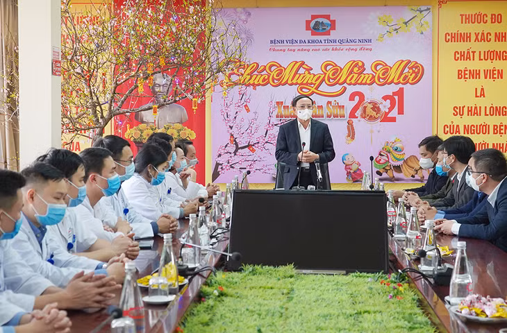 Đồng chí Nguyễn Xuân Ký gửi lời chúc mừng năm mới tới cán bộ, y, bác sĩ, người lao động trong ngành Y tế tỉnh nói chung và Bệnh viện Đa khoa tỉnh nói riêng.