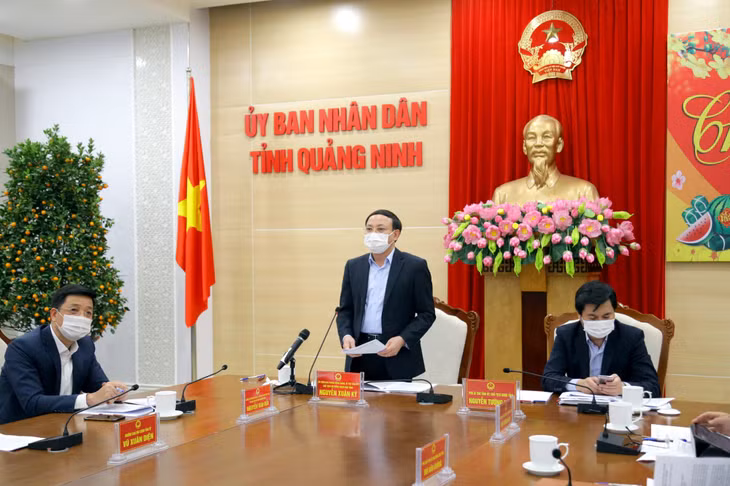 Đồng chí Nguyễn Xuân Ký, Bí thư Tỉnh ủy, Chủ tịch HĐND tỉnh trao Bằng khen của UBND tỉnh cho các cá nhân có đóng góp tích cực vào công tác thu ngân sách nhà nước.