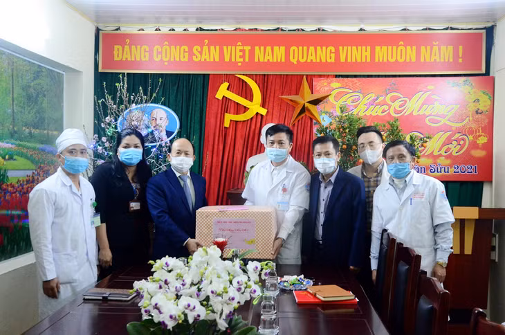 Đồng chí Vũ Xuân Diện, Ủy viên Ban Thường vụ, Trưởng Ban Nội chính Tỉnh ủy, thăm