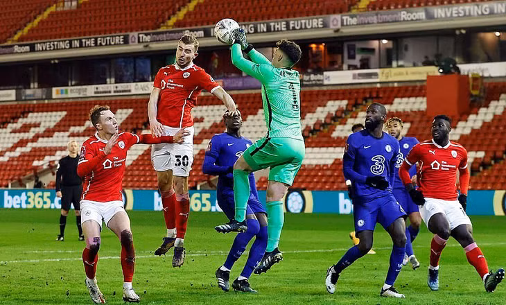 Thủ môn Kepa nhiều lần cứu thua cho Chelsea tối 11/2. Ảnh: Reuters.