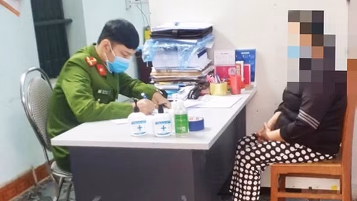 Bà N. bị Công an thị trấn Cẩm Giang phát hiện vi phạm các quy định phòng dịch (Ảnh: Báo Hải Dương).