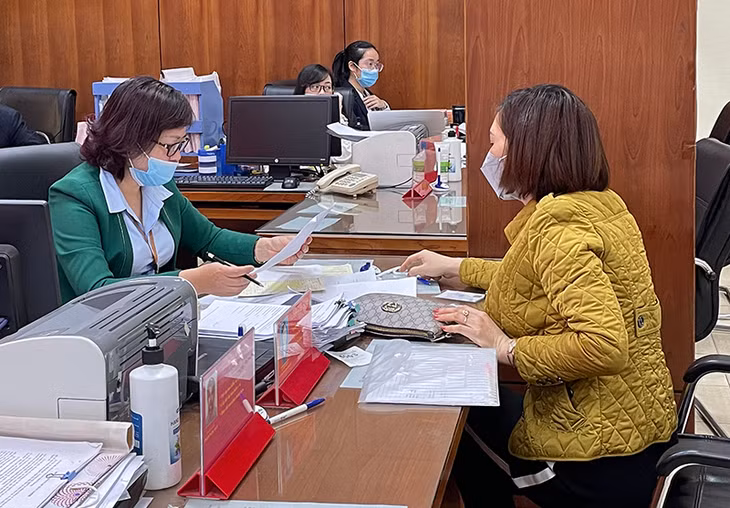 Cán bộ Trung tâm hành chính công TP Cẩm Phả giải quyết thủ tục hành chính cho người dân.