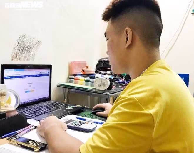 Sinh viên, học sinh học trực tuyến.
