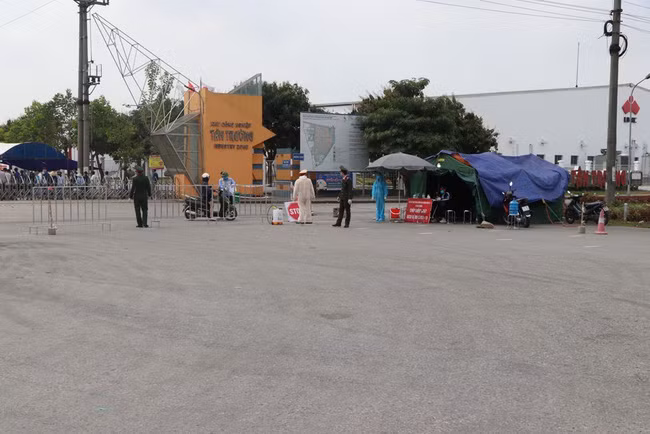 Chốt kiểm soát trước cổng khu công nghiệp Tân Trường, huyện Cẩm Giàng. Ảnh: Mạnh Minh- TTXVN