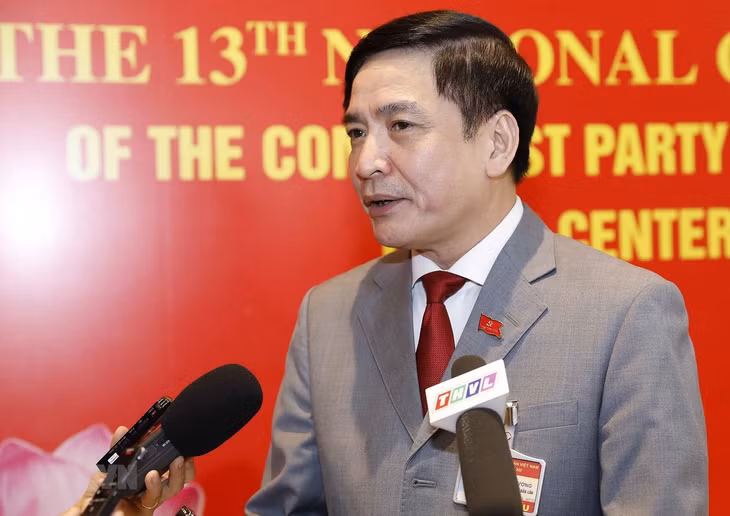 Đồng chí Bùi Văn Cường, Ủy viên Trung ương Đảng, Bí thư Tỉnh uỷ Đắk Lắk trả lời phỏng vấn của phóng viên các cơ quan thông tấn, báo chí. (Ảnh: TTXVN)