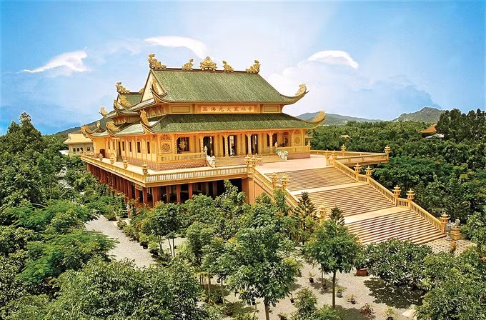 Chùa Vạn Phật Quang từng nhận 6 kỷ lục bởi Trung tâm Sách Kỷ lục Việt Nam. Ảnh: Shutterstock.