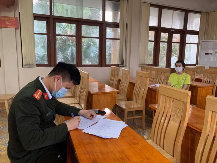 Công an phường Mạo Khê làm việc với công dân có hành vi vi phạm quy định về phòng chống dịch Covid-19.