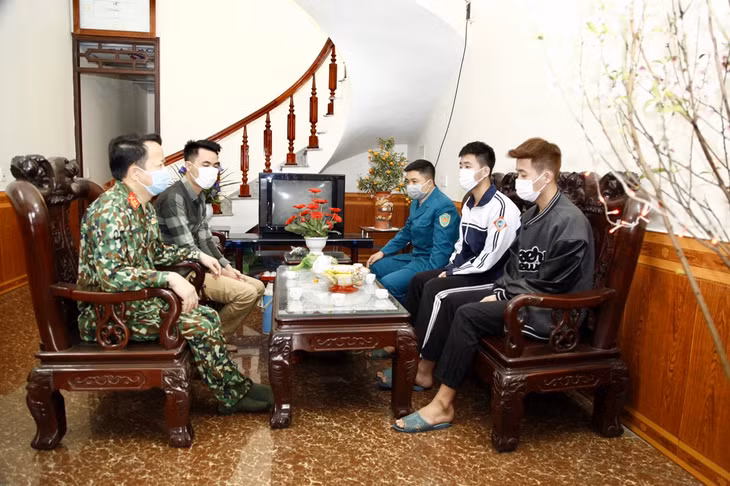 Ban CHQS TX Đông Triều tổ chức thăm hỏi, động viên hai công dân tự nguyện viết đơn nhập ngũ tại Khu Yên Lâm, phường Đức Chính.