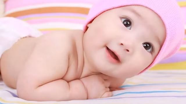 Các bậc cha mẹ cần thường xuyên theo dõi trẻ và tự đánh giá phản ứng của trẻ với âm thanh, để có thể phát hiện các dấu hiệu của tình trạng mất hoặc giảm thính lực ở trẻ. Ảnh minh họa