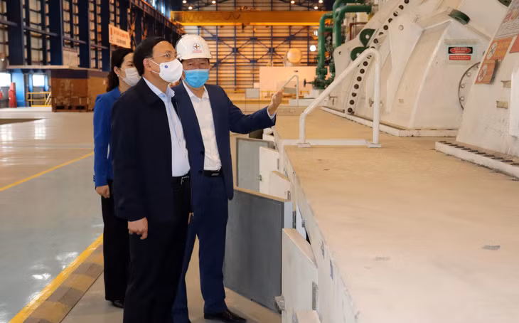 Các đồng chí lãnh đạo tỉnh thăm giàn tua bin máy phát điện thuộc Phân xưởng Vận hành của nhà máy.