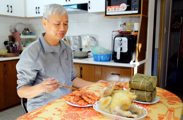 Dịp Tết Nguyên đán luôn là dịp để mọi người thể hiện lòng hiếu kính với tổ tiên, các gia đình đều chuẩn bị mâm cơm cúng tất niên, dâng mời gia tiên về ăn Tết cùng gia đình.