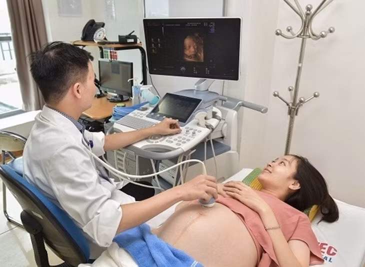Mẹ bầu cần thăm khám khai định kỳ theo chỉ định của bác sĩ. Ảnh: LĐO