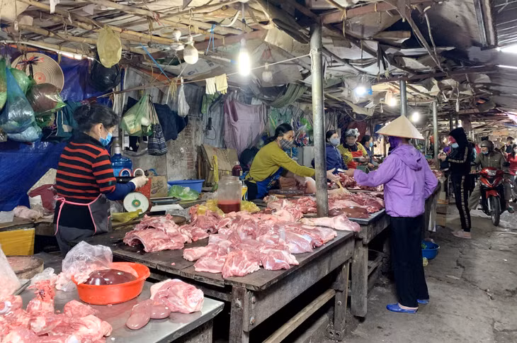 Ngay từ mùng 2 Tết, hoạt động giao thương hàng hóa tại chợ Cái Rồng đã trở lại bình thường, phục vụ nhu cầu tiêu dùng của người dân trên địa bàn huyện.