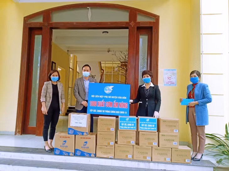 Đồng chí Trương Mạnh Hùng, Phó Bí thư Huyện ủy, Chủ tịch UBND huyện Vân Đồn, tiếp nhận hỗ trợ từ Hội LHPN huyện Vân Đồn. Ảnh: Vân Anh