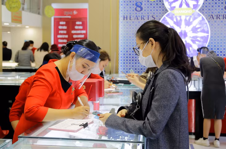 Ngày Thần Tài năm nay, cửa hàng chúng tôi bố trí sẵn khu vực dành riêng cho người đã đặt hàng tới lấy hàng, khu vực khách tới chọn mua trực tiếp