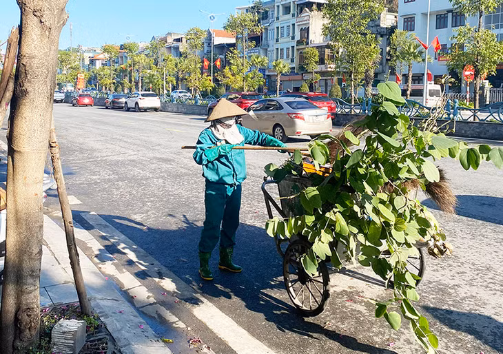 Công nhân vệ sinh môi trường TP Hạ Long thu dọn rác thải trên tuyến đường Nguyễn Văn Cừ, phường Hồng Hải, TP Hạ Long