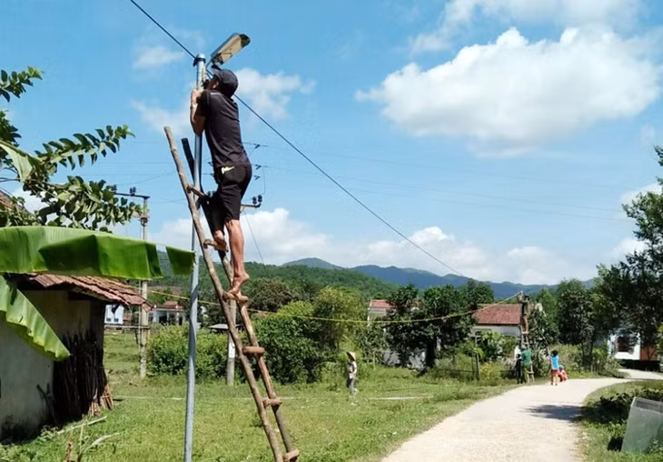 Gần 1,4km đường thôn Cái Gian (xã Nam Sơn, huyện Ba Chẽ) được chiếu sáng, góp phần thay đổi bộ mặt nông thôn.