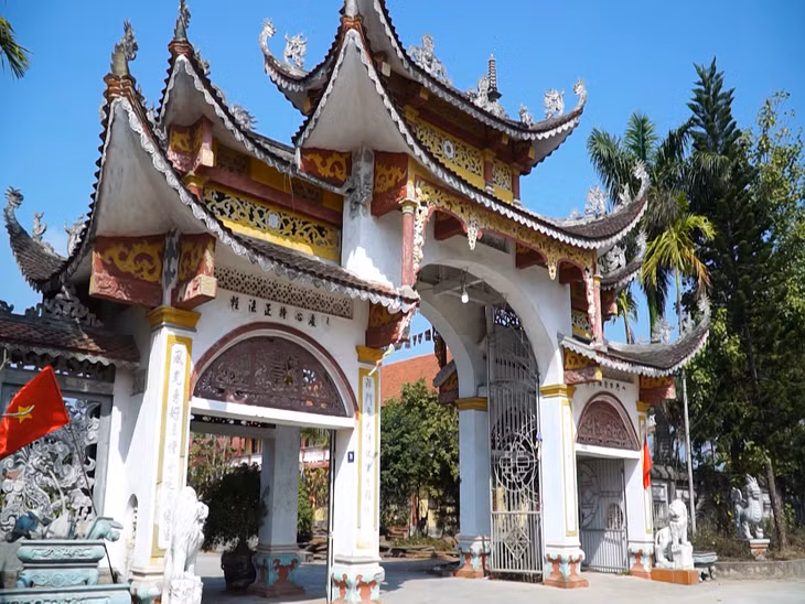 Tam quan chùa Giữa Đồng.